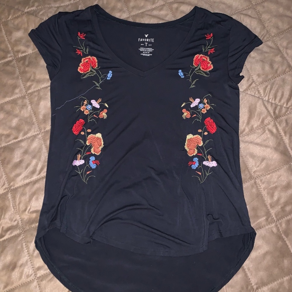 American Eagle Outfitters “FAVORITE TEE” floral embroidered M
